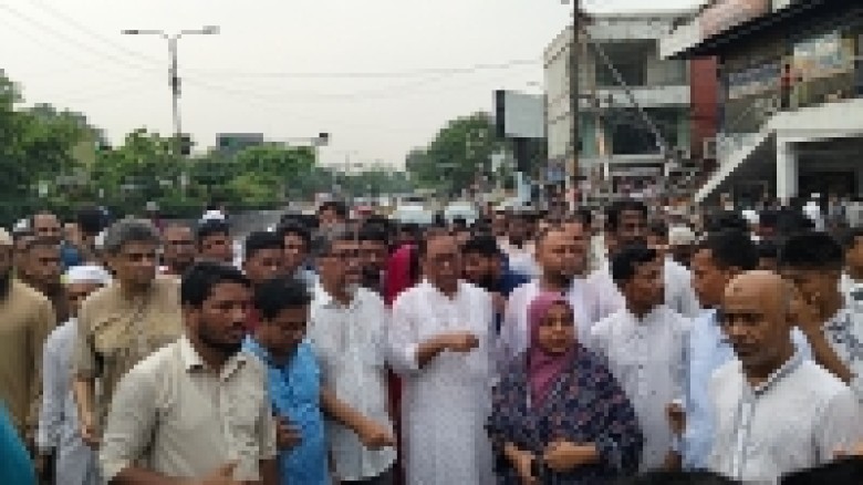 অগ্নিদগ্ধ কলমিলতা বাজার পরিদর্শনে জননেতা সাইফুল হোক