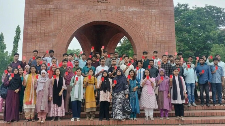 জাবিতে মাদকের বিরুদ্ধে লাল কার্ড প্রদর্শন