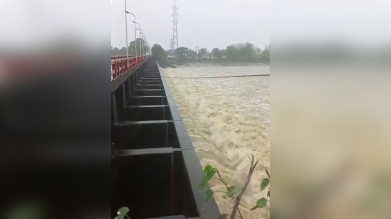 পাহাড়ি ঢল সামাল দিতে মুহুরী প্রকল্পের ৪০ গেট উন্মুক্ত