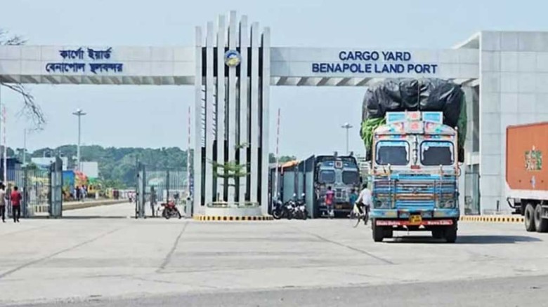 বেনাপোল দিয়ে রপ্তানি প্রায় অর্ধেকে নেমেছে