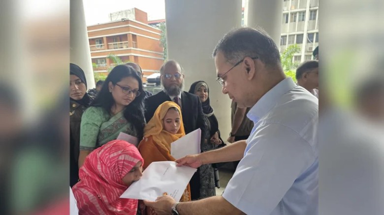 প্রধানমন্ত্রীর হাত থেকে নিয়োগপত্র পেলেন তিন প্রতিবন্ধী