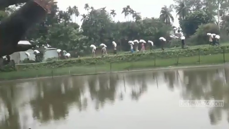 কুড়িগ্রামে সারের জন্য ক্ষোভ, ডিলারের গুদাম ভেঙে নিলেন ১৯৭ বস