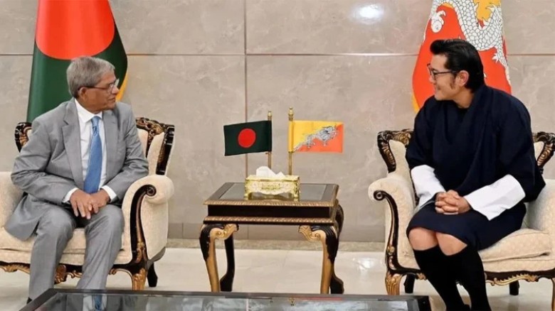 ঢাকায় যাত্রাবিরতিতে ভুটানের রাজা, সৌজন্য সাক্ষাৎ করলেন রাষ্ট্রপতি
