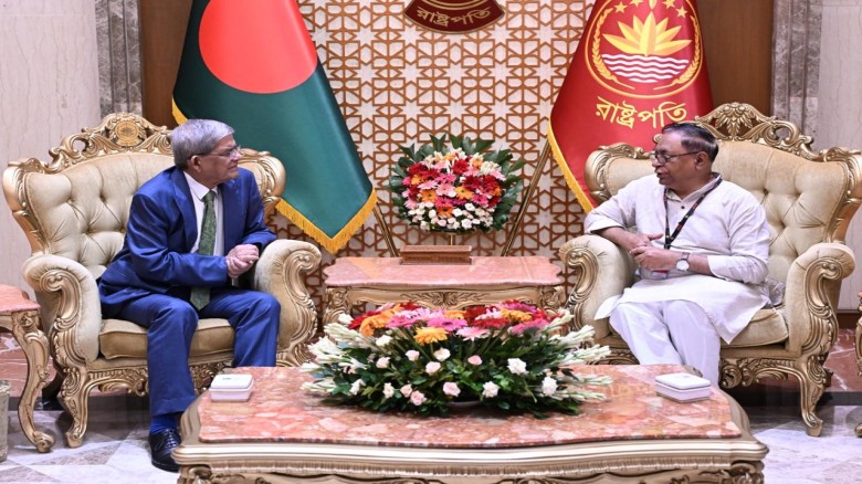 বঙ্গভবনে রাষ্ট্রপতি মির্জা ফখরুলের সঙ্গে বিপ্লবী ওয়ার্কার্স পার্টির সাধারণ সম্পাদক সাইফুল হকের সৌজন্