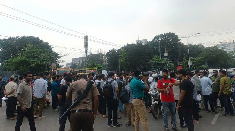 প্রশ্ন ফাঁসের অভিযোগ, যুব উন্নয়নের পরীক্ষা স্থগিত; প্রার্থীদের বিক্ষোভ