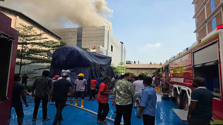 টঙ্গীতে ওষুধ কারখানায় ভয়াবহ আগুন, কাজ করছে ফায়ার সার্ভিসের ২০ ইউনিট