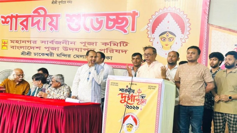দুর্গোৎসবে ঢাকেশ্বরী মন্দিরে সাইফুল হক, দিলেন সম্প্রীতির বার্তা